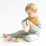 Peluche con sonajero "Wild Dinos" verde - Imagen 8