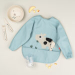 Babero con bolsillo y mangas Tiny Farm azul - Imagen 3